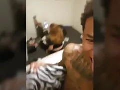 Un punk dai capelli rasta entra nel reparto ospedaliero, non... sesso con anziani