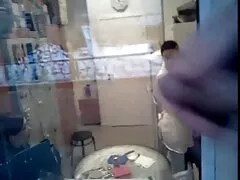 Una piccola video di vecchie lesbiche mora bacia le tette e si fa sedere in faccia dalla fidanzata bionda