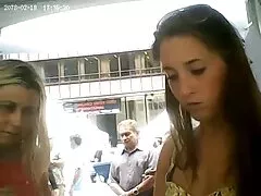 Modelle nonne troie xxx che bevono pipì in posa prima del trio