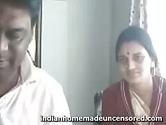 La pervertita sesso con donne vecchie MILF Mona Wales e suo marito si sono goduti il ​​sesso a tre hardcore