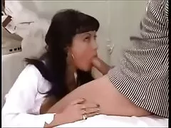 Guy ha sollevato la gonna di porno donne vecchie una piccola adolescente asiatica e ha scopato la sua figa stretta così forte