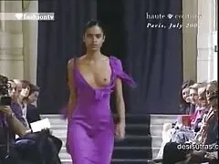 Il modello indiano sembra perfetto vecchie baldracche in calore