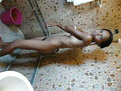 Figa trans con vecchie e culo hanno schiaffeggiato un'adolescente sottomessa